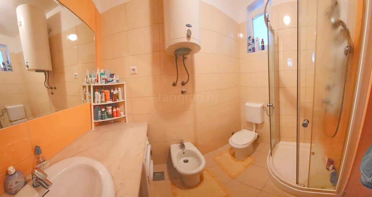 Baška, appartamento con due camere da letto al 1° piano con giardino!