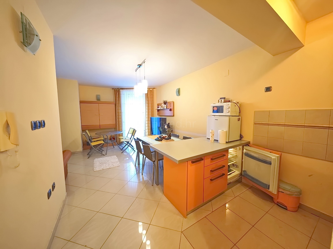 Baška, appartamento con due camere da letto al 1° piano con giardino!