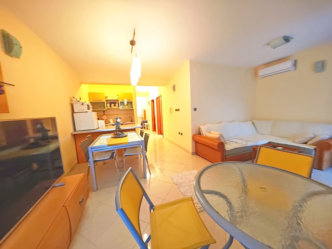 Baška, appartamento con due camere da letto al 1° piano con giardino!