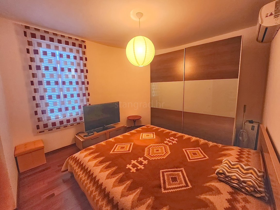 Baška, appartamento con due camere da letto al 1° piano con giardino!