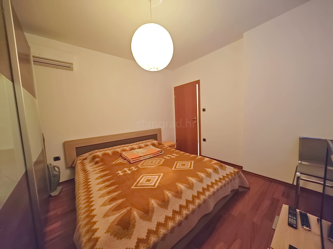 Baška, appartamento con due camere da letto al 1° piano con giardino!