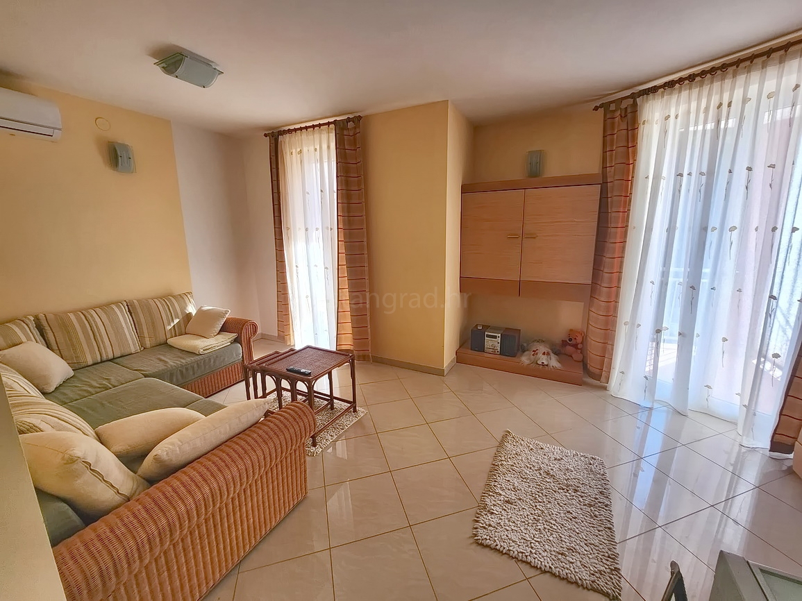 Baška, appartamento con due camere da letto al 1° piano con giardino!