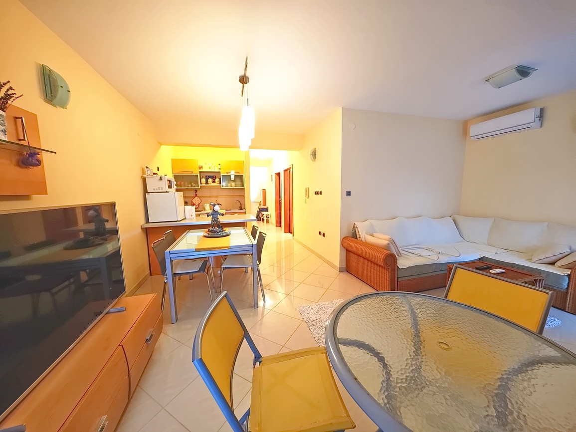 Baška, appartamento con due camere da letto al 1° piano con giardino!