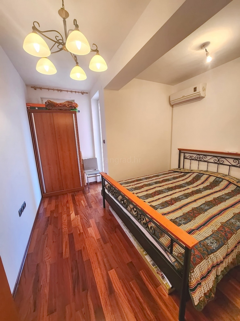 Baška, appartamento con due camere da letto al 1° piano con giardino!