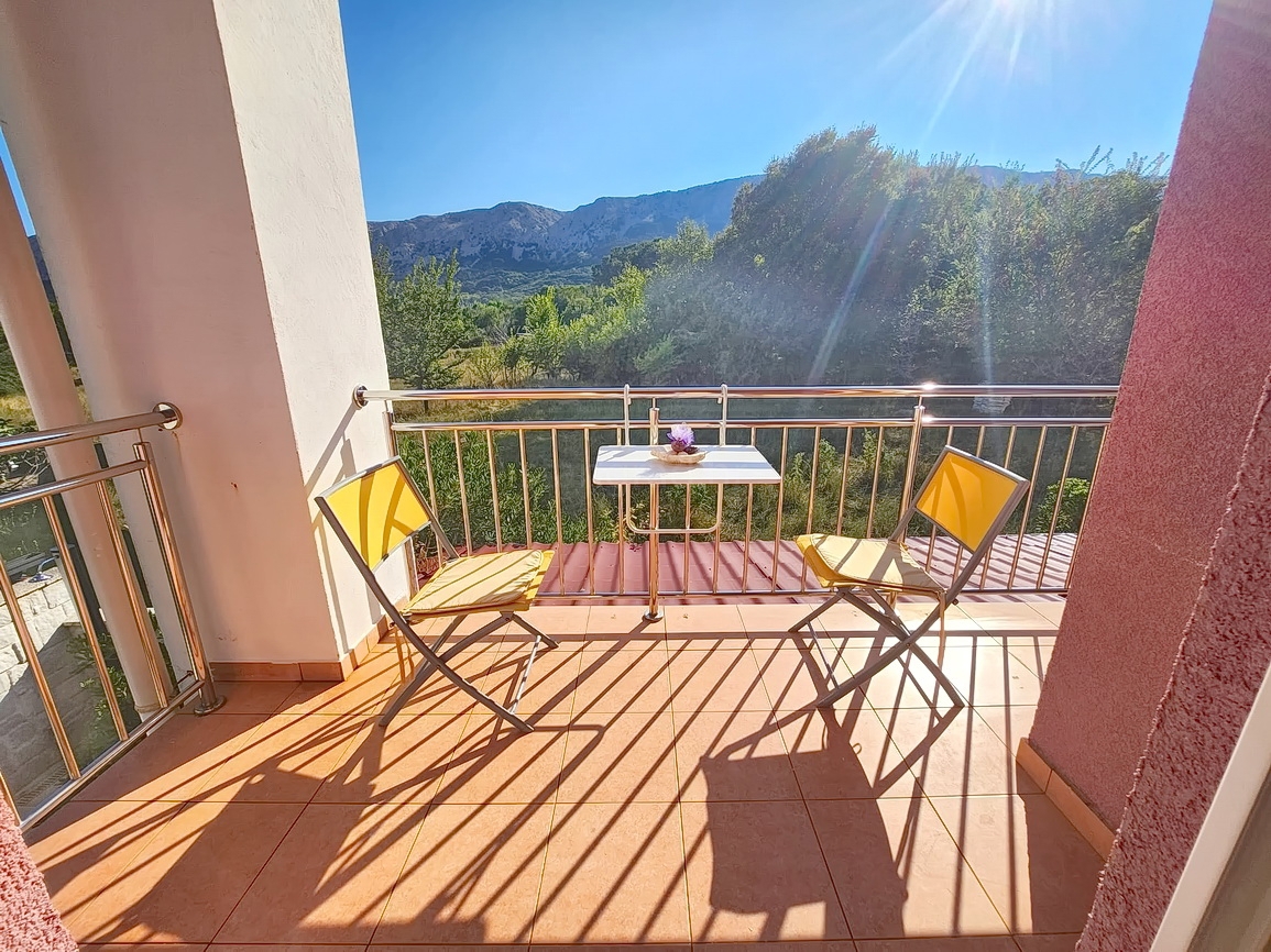 Baška, appartamento con due camere da letto al 1° piano con giardino!