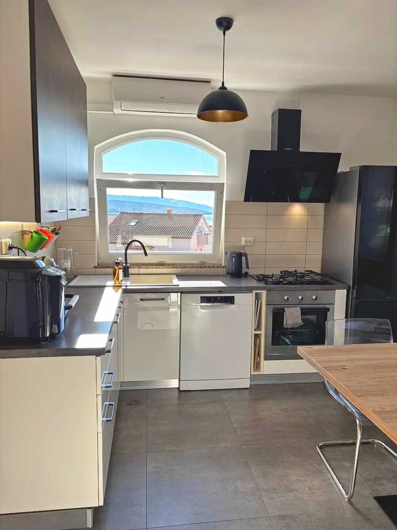 Krk, appartamento duplex con tre camere da letto e vista mare!