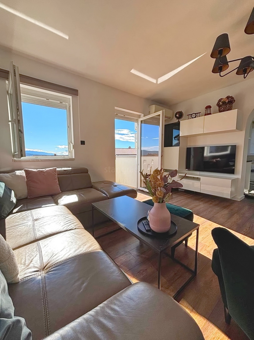 Krk, appartamento duplex con tre camere da letto e vista mare!