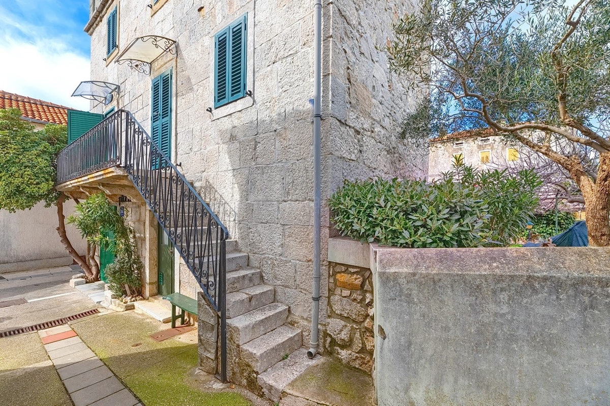 Punat, casa in pietra con due monolocali vicino al mare!