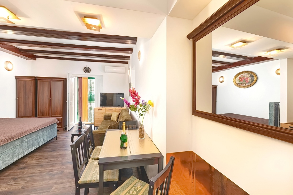 Punat, casa in pietra con due monolocali vicino al mare!