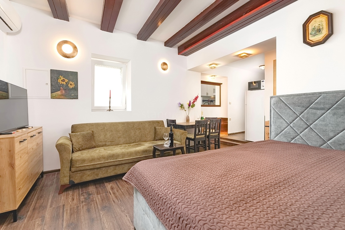 Punat, casa in pietra con due monolocali vicino al mare!