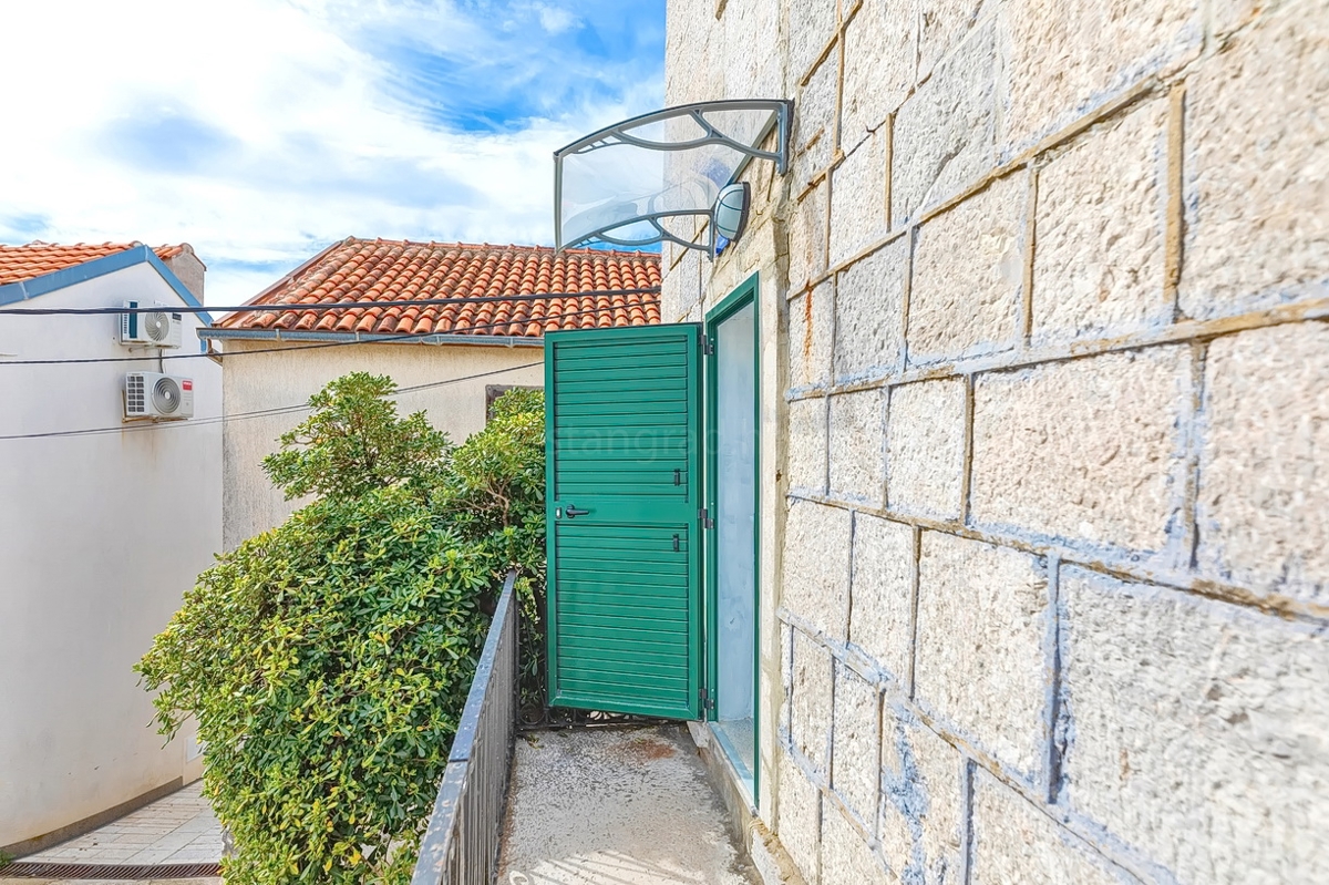 Punat, casa in pietra con due monolocali vicino al mare!