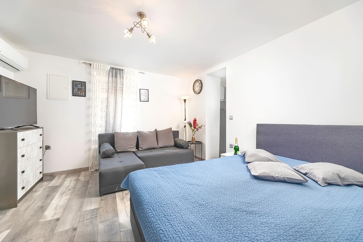 Punat, casa in pietra con due monolocali vicino al mare!