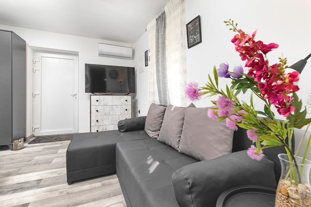 Punat, casa in pietra con due monolocali vicino al mare!