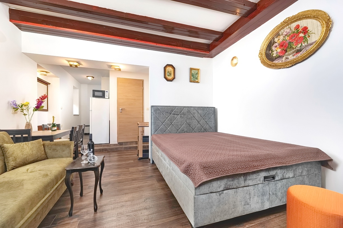 Punat, casa in pietra con due monolocali vicino al mare!