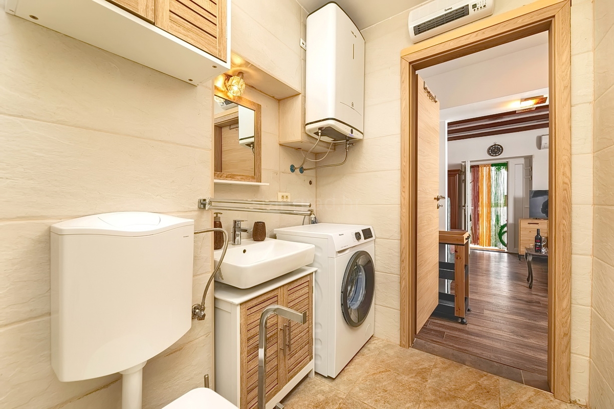 Punat, casa in pietra con due monolocali vicino al mare!