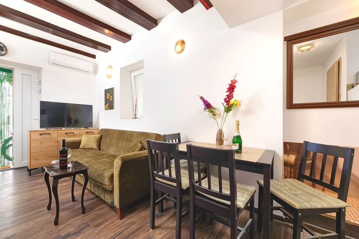 Punat, casa in pietra con due monolocali vicino al mare!