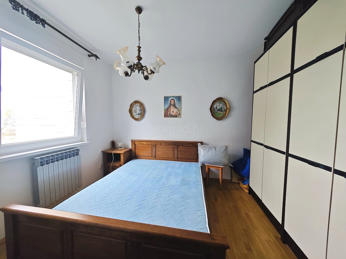 Njivice, appartamento con una camera da letto vicino al mare!