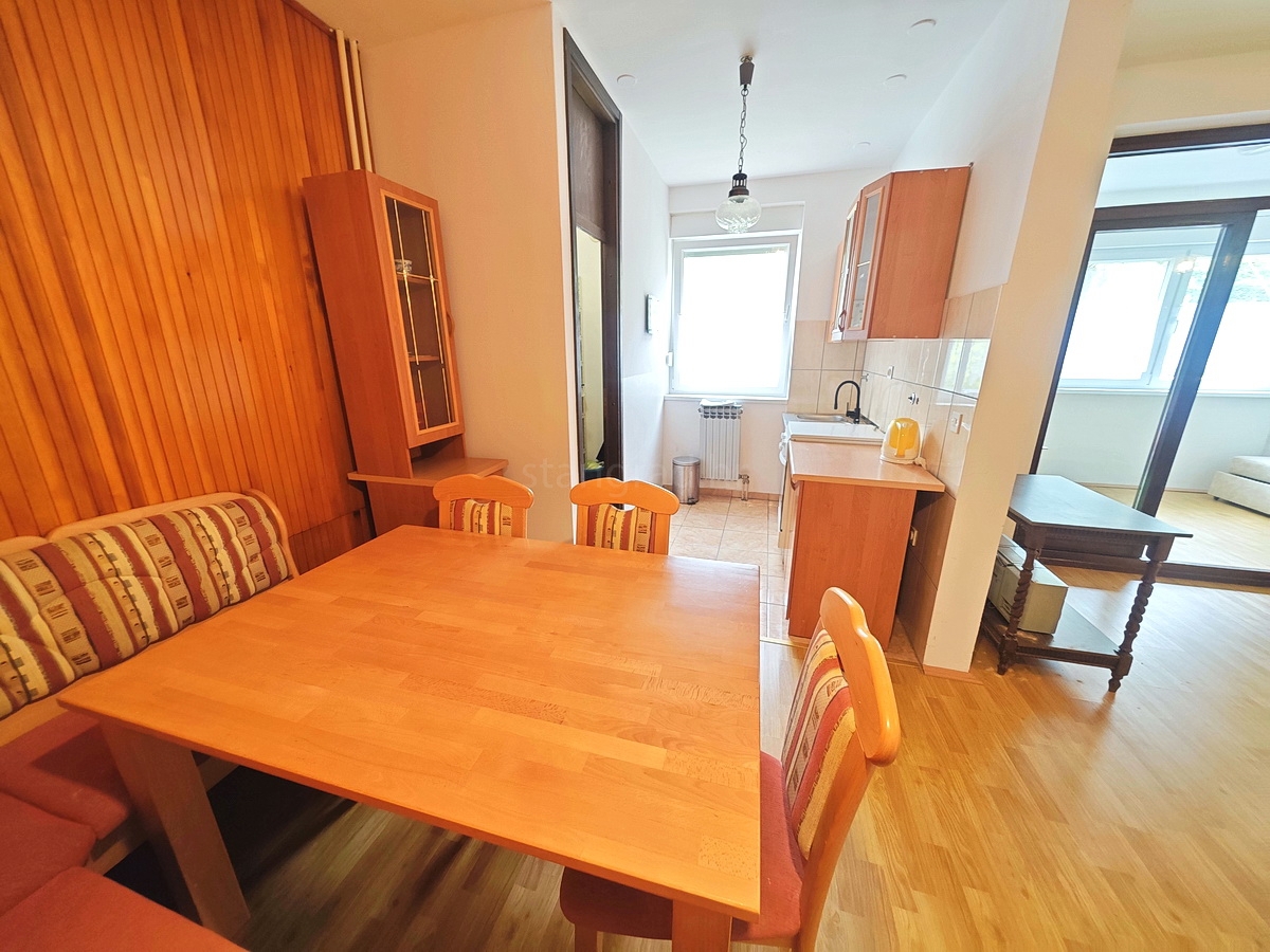 Njivice, appartamento con una camera da letto vicino al mare!