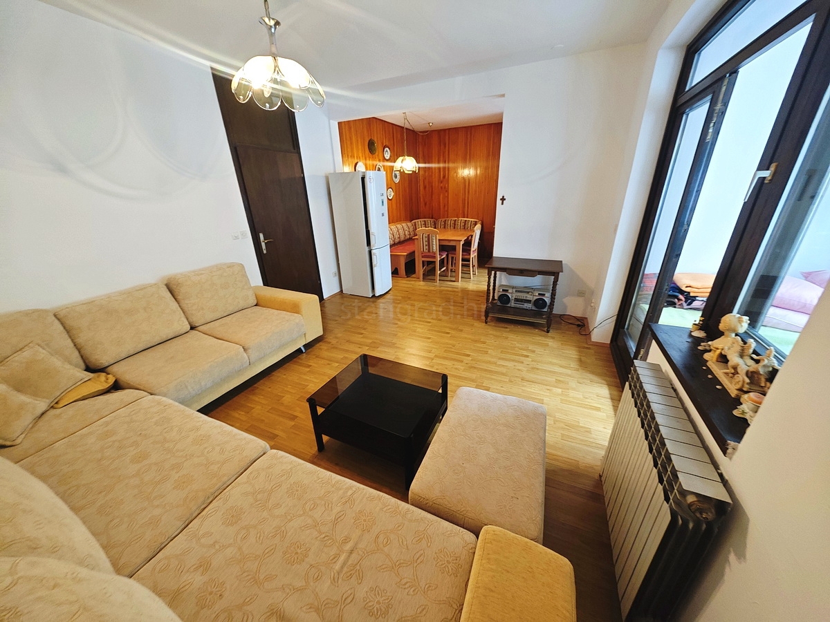 Njivice, appartamento con una camera da letto vicino al mare!