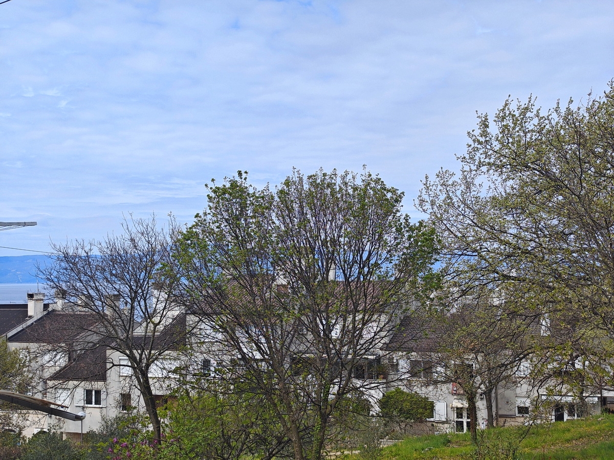 Njivice, appartamento con una camera da letto vicino al mare!