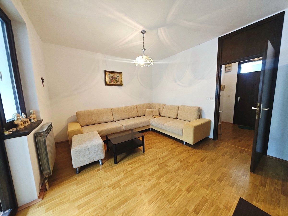 Njivice, appartamento con una camera da letto vicino al mare!