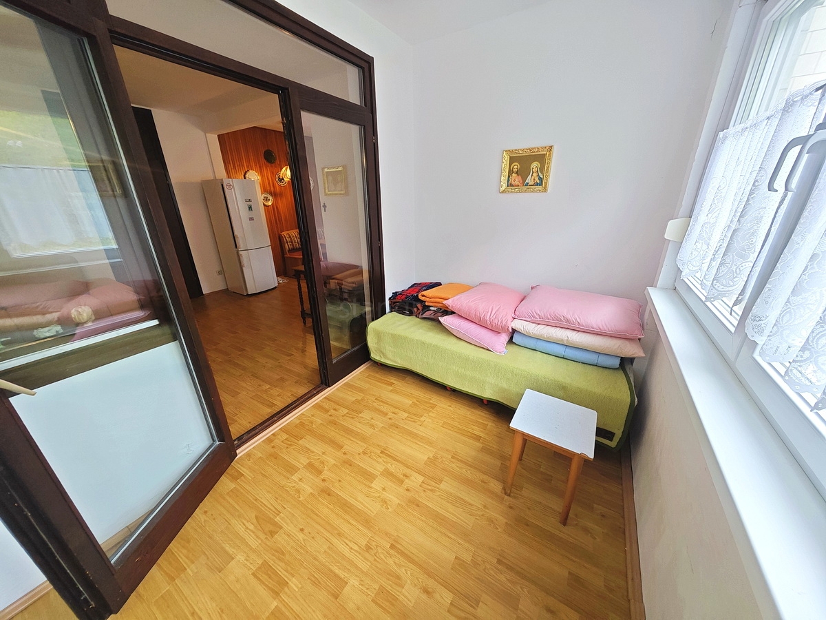 Njivice, appartamento con una camera da letto vicino al mare!