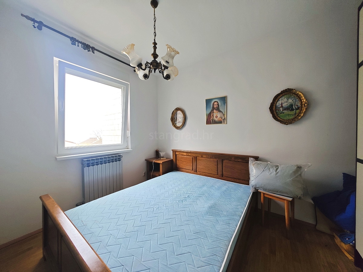 Njivice, appartamento con una camera da letto vicino al mare!