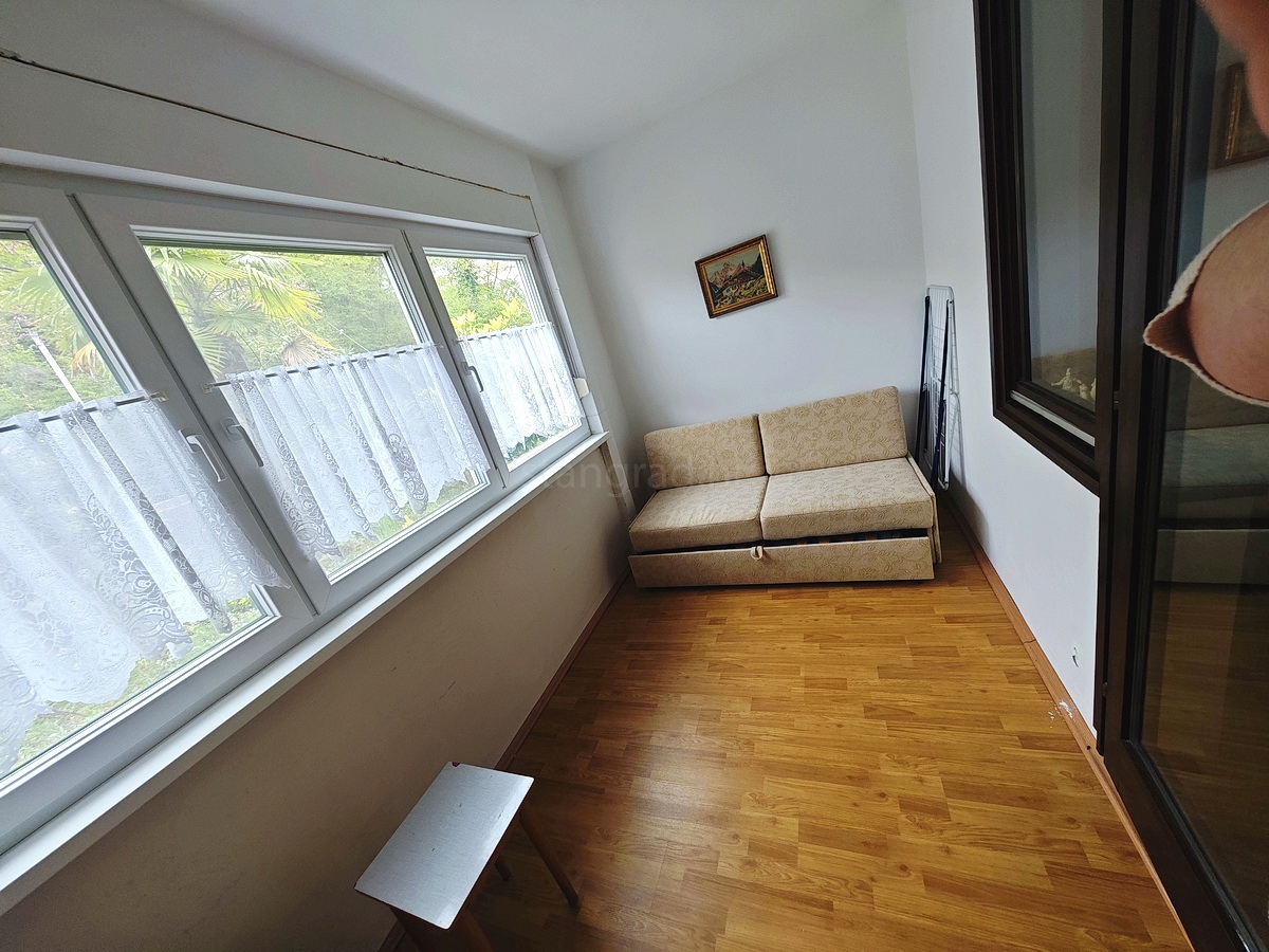 Njivice, appartamento con una camera da letto vicino al mare!