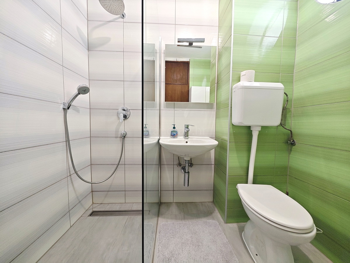 Njivice, appartamento con una camera da letto vicino al mare!