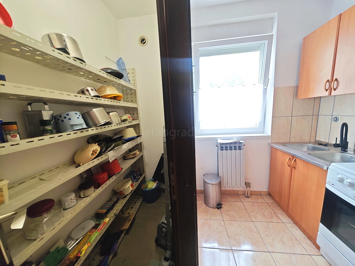 Njivice, appartamento con una camera da letto vicino al mare!