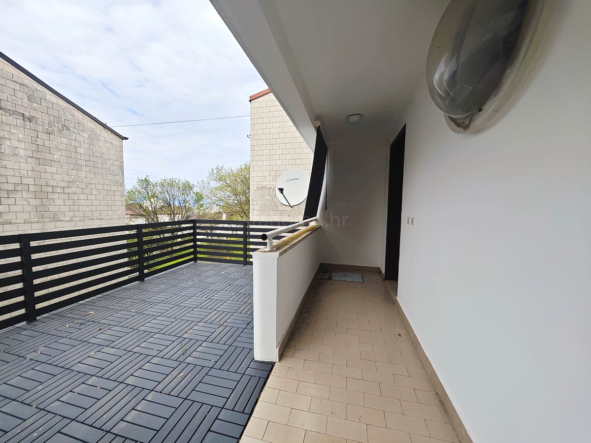 Njivice, appartamento con una camera da letto vicino al mare!