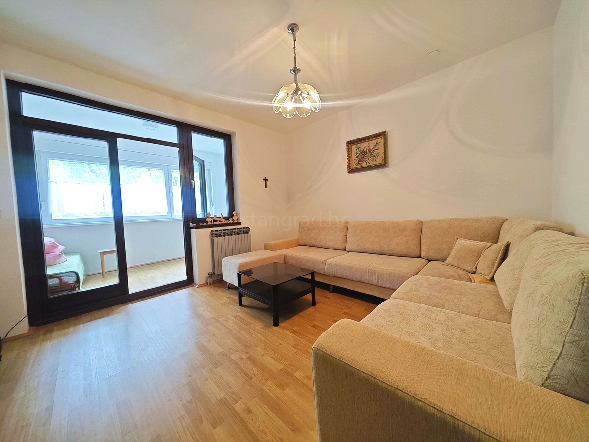 Njivice, appartamento con una camera da letto vicino al mare!