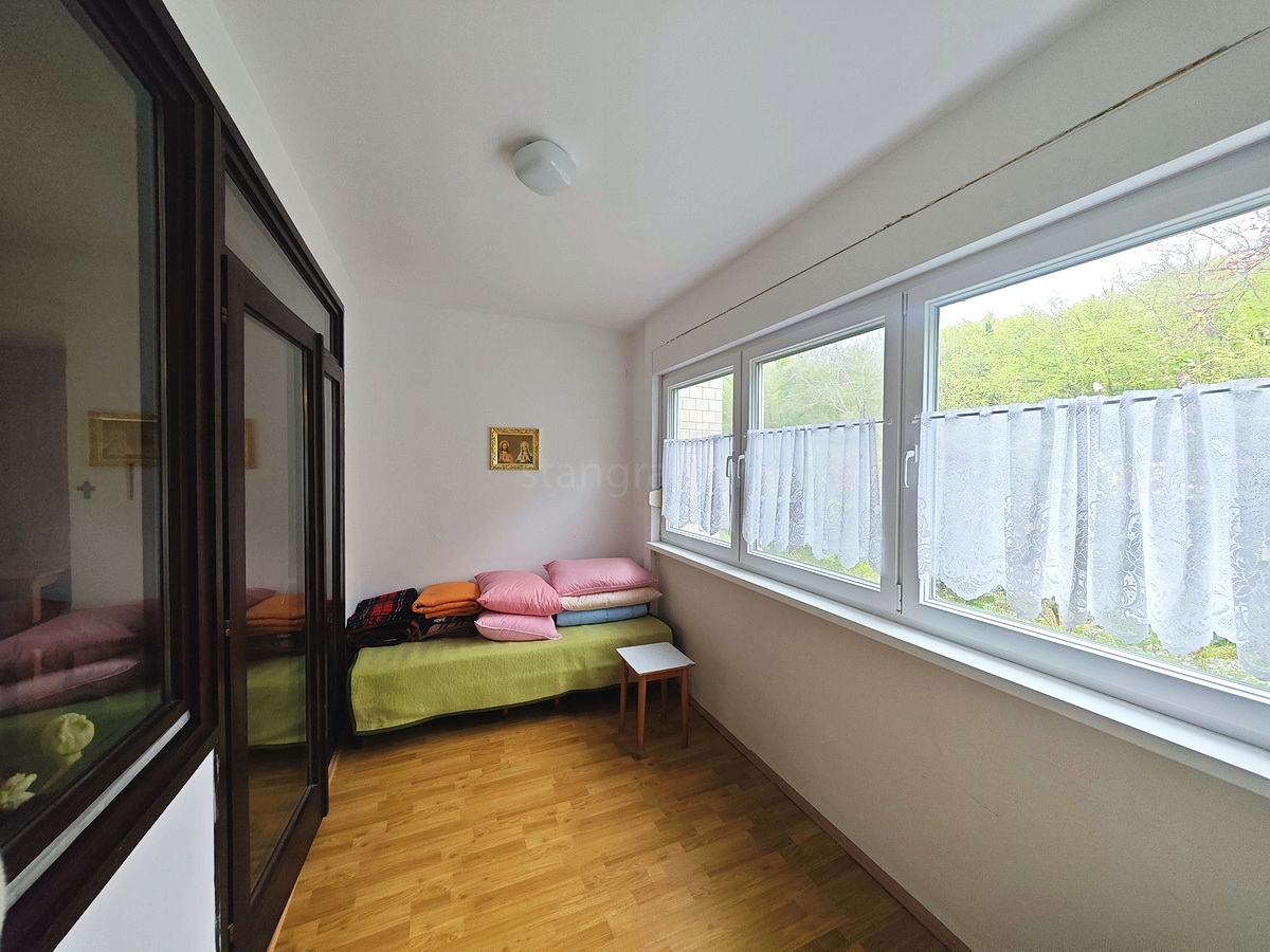 Njivice, appartamento con una camera da letto vicino al mare!