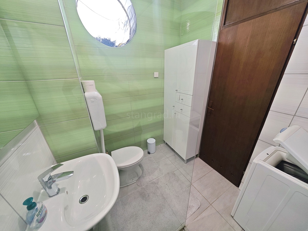 Njivice, appartamento con una camera da letto vicino al mare!