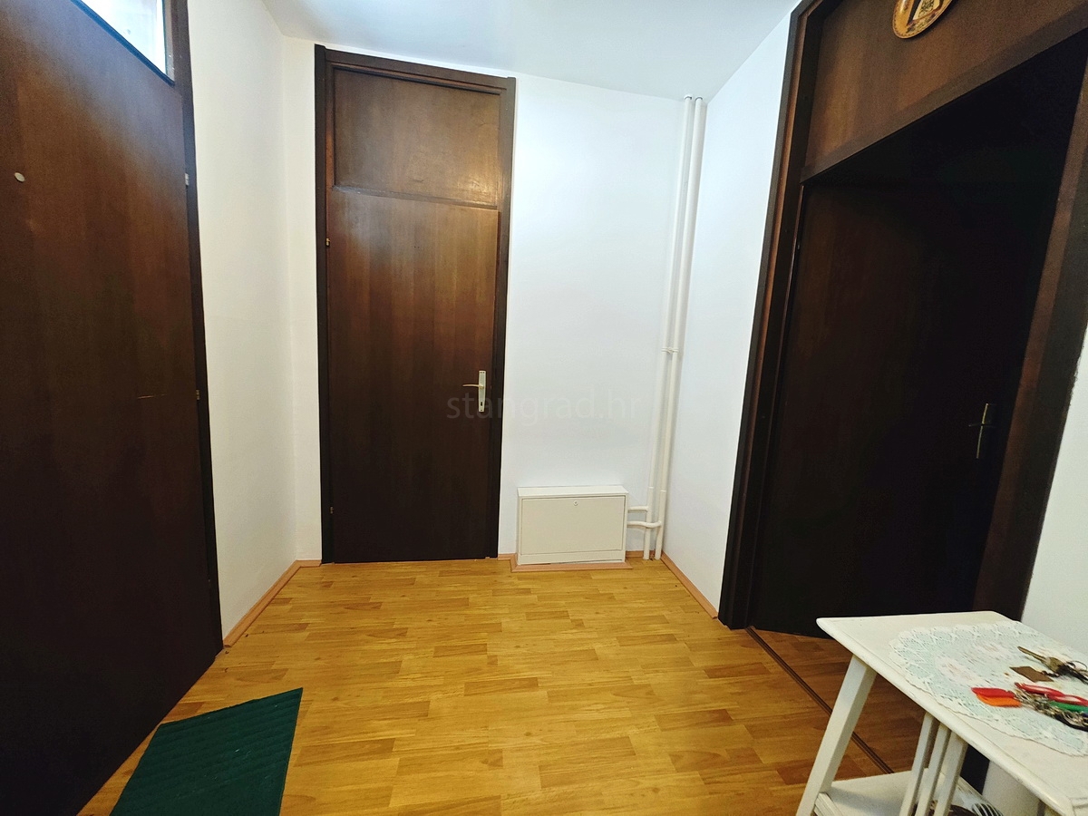 Njivice, appartamento con una camera da letto vicino al mare!