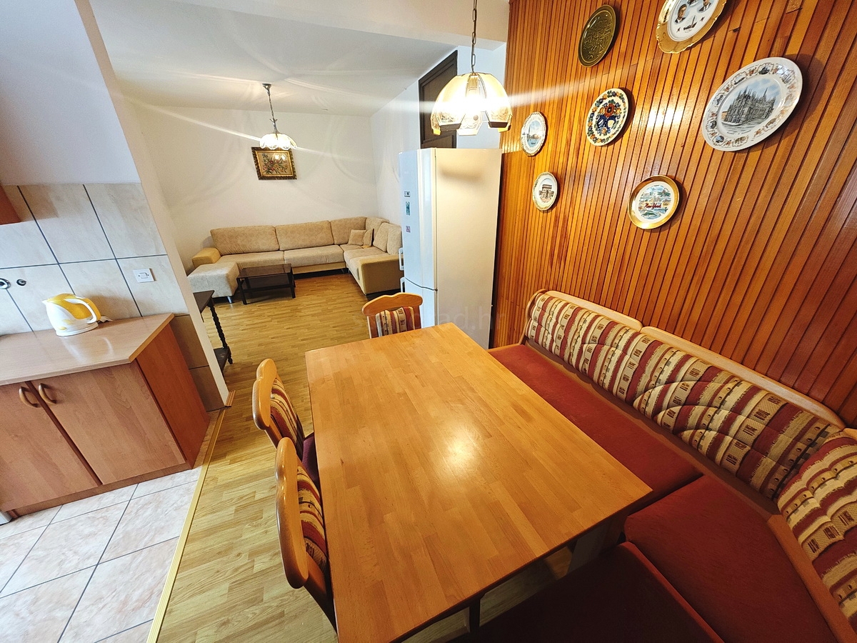 Njivice, appartamento con una camera da letto vicino al mare!