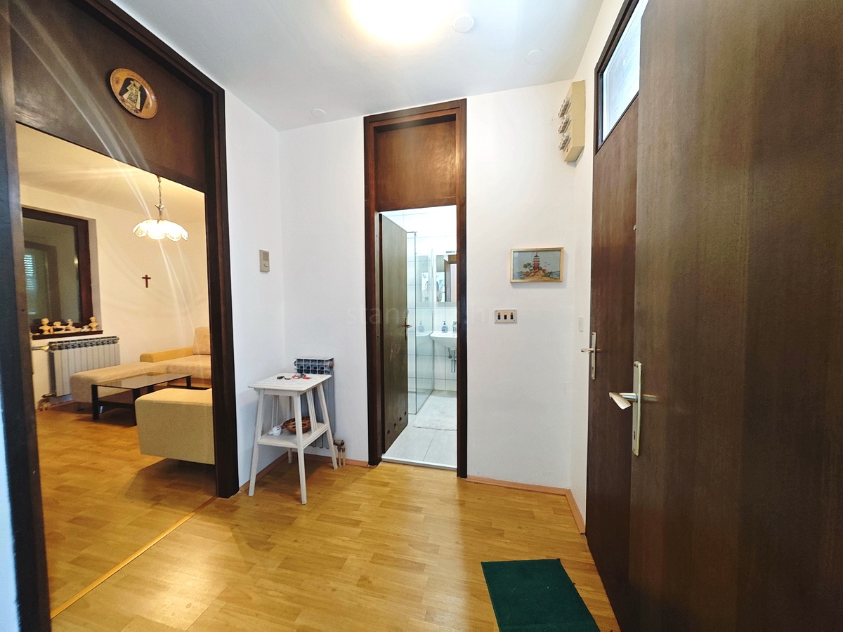 Njivice, appartamento con una camera da letto vicino al mare!