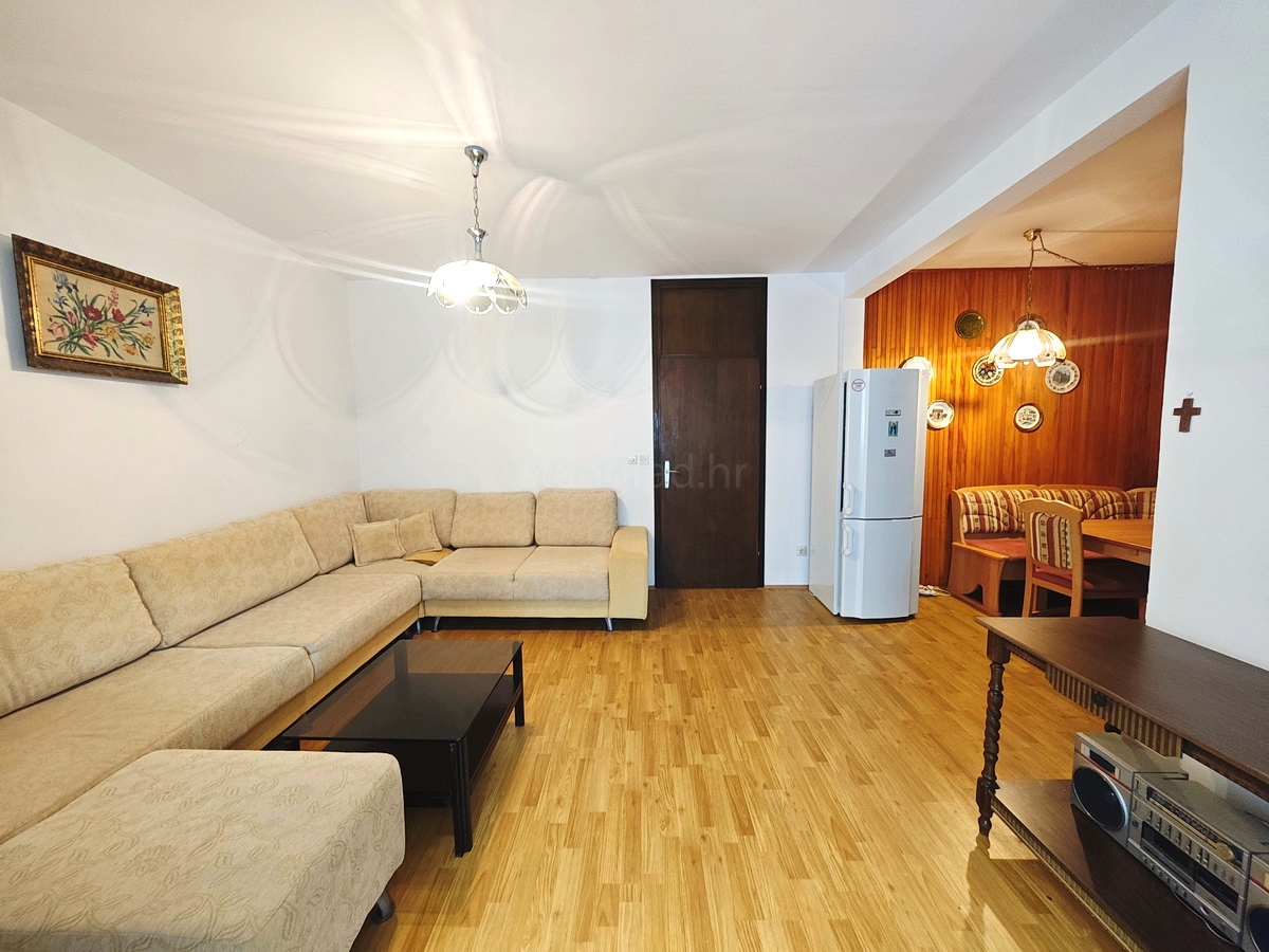 Njivice, appartamento con una camera da letto vicino al mare!