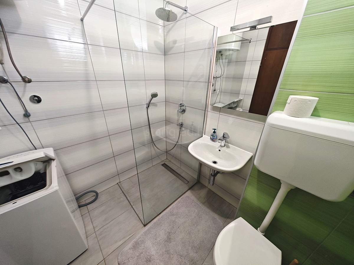 Njivice, appartamento con una camera da letto vicino al mare!