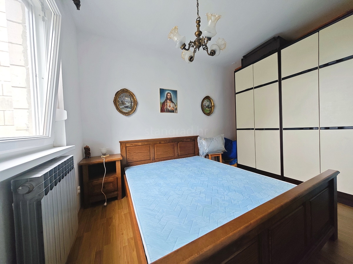 Njivice, appartamento con una camera da letto vicino al mare!