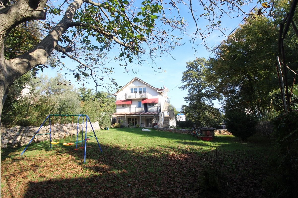 Vrbnik, dintorni, casa con 4 appartamenti e un ampio giardino