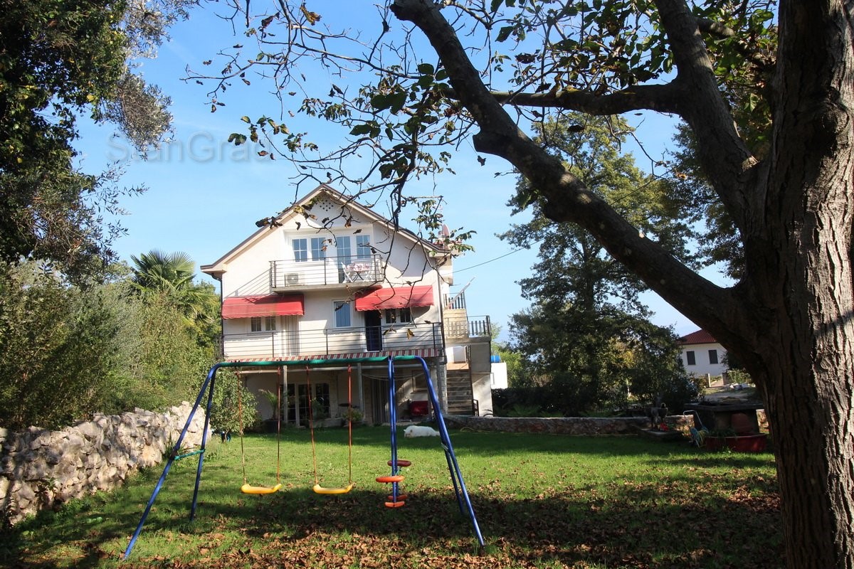 Vrbnik, dintorni, casa con 4 appartamenti e un ampio giardino