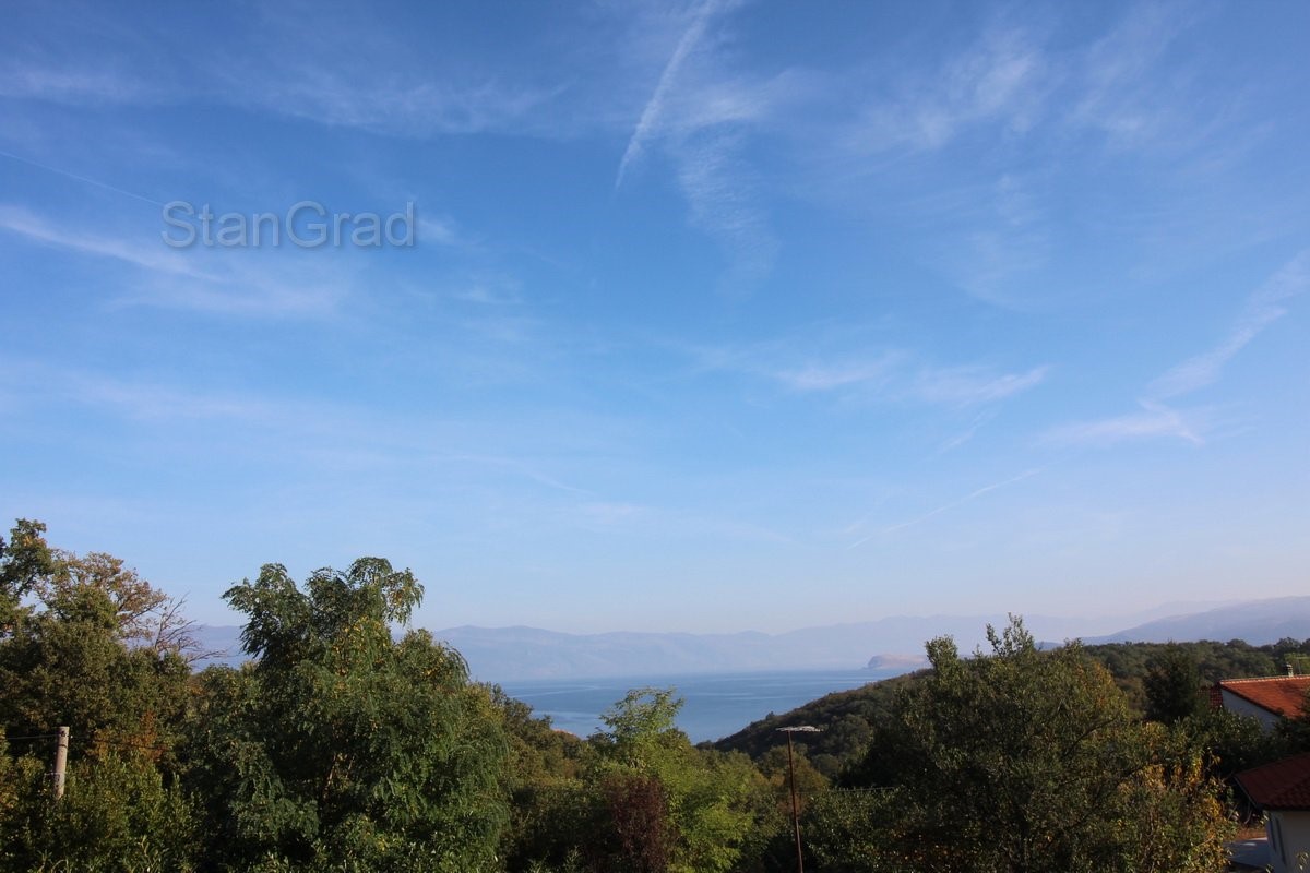 Vrbnik, dintorni, casa con 4 appartamenti e un ampio giardino