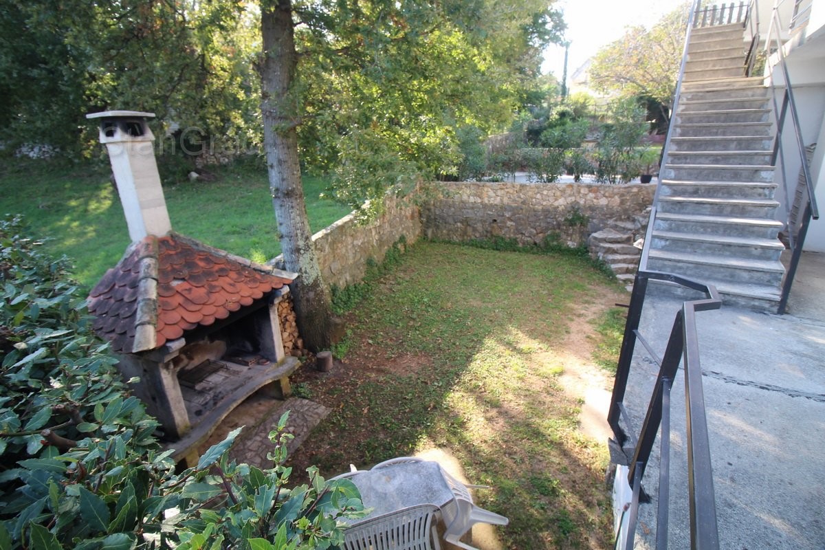 Vrbnik, dintorni, casa con 4 appartamenti e un ampio giardino