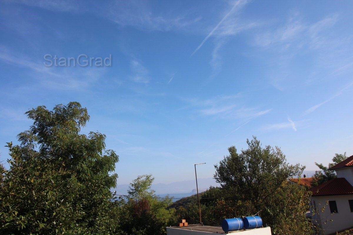 Vrbnik, dintorni, casa con 4 appartamenti e un ampio giardino