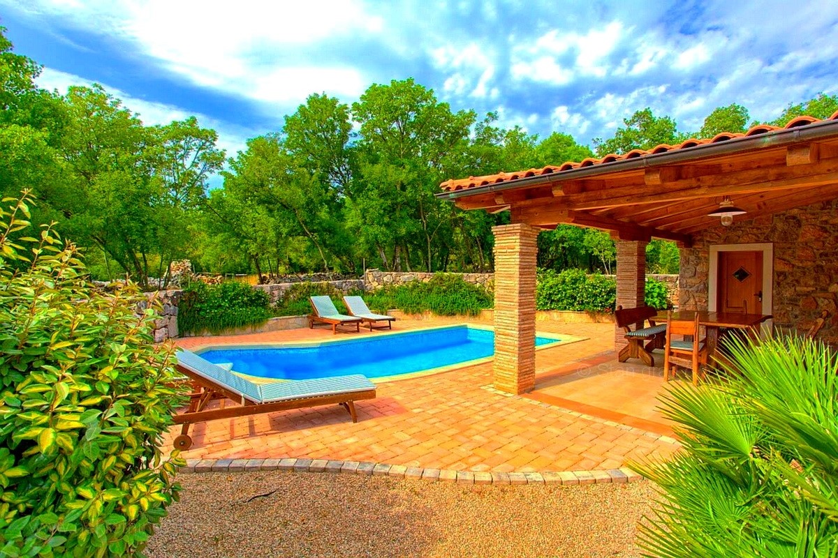 Dintorni di Dobrinj, casa in pietra con piscina e ampio giardino!