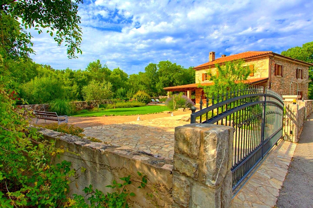 Dintorni di Dobrinj, casa in pietra con piscina e ampio giardino!