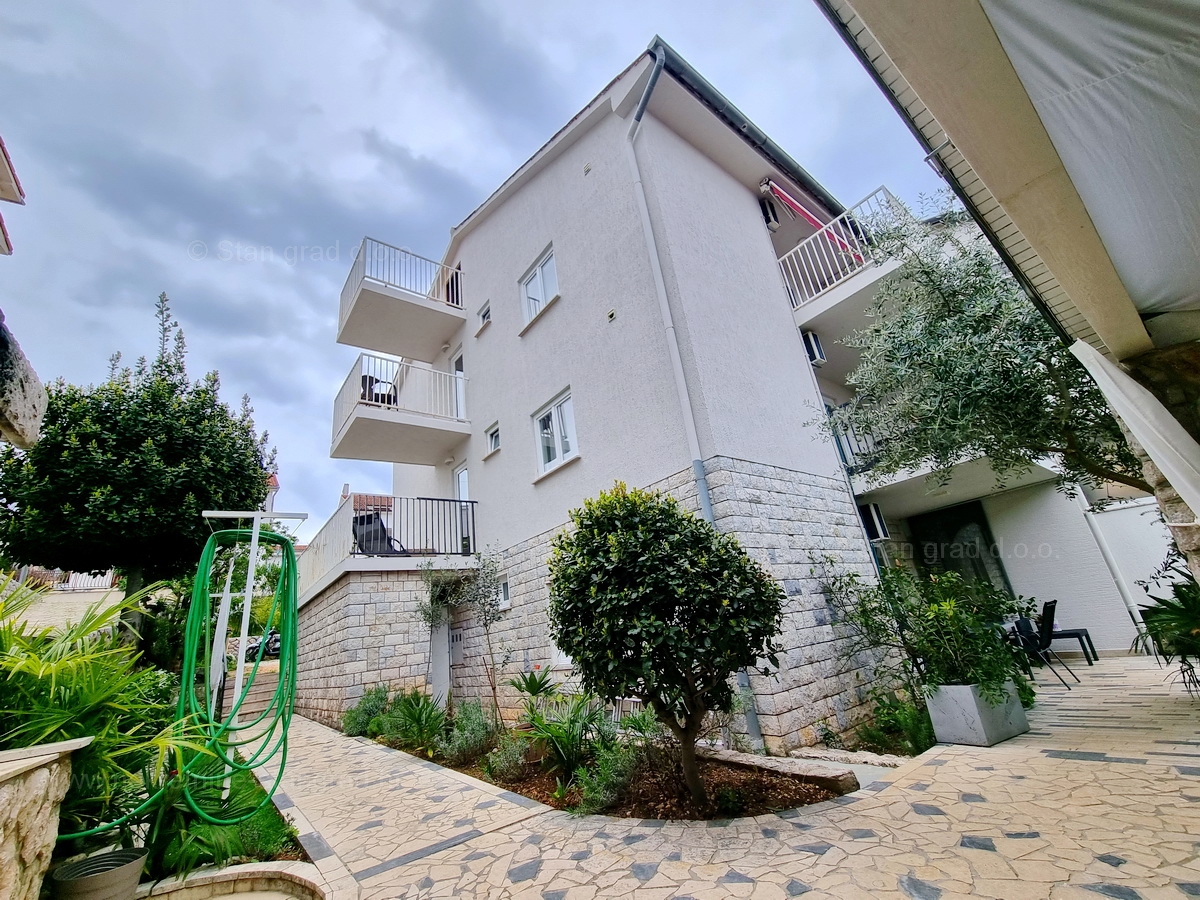 Malinska, vendita di un condominio con due piscine e vista mare!