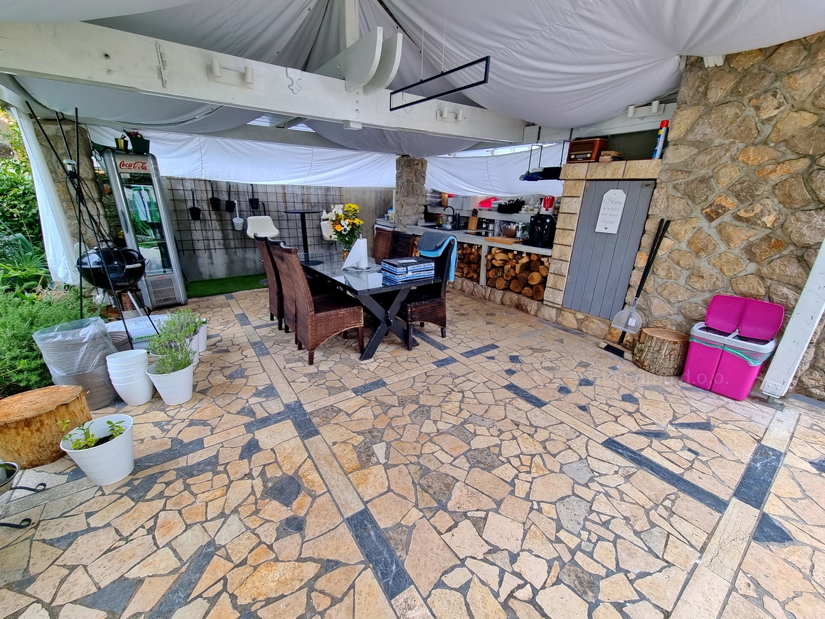Malinska, vendita di un condominio con due piscine e vista mare!