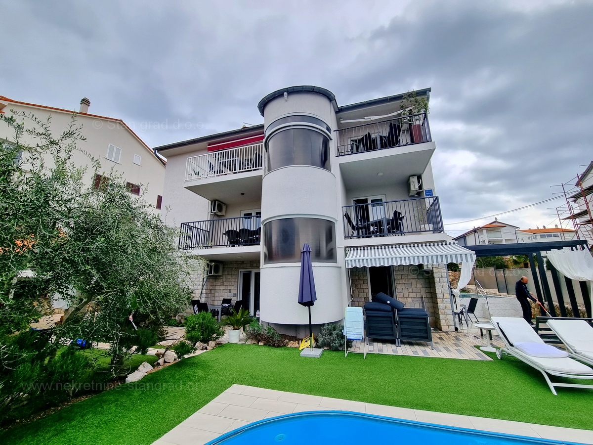 Malinska, vendita di un condominio con due piscine e vista mare!